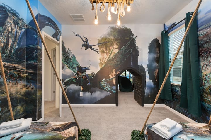 Dormitorio inmersivo con temática de fantasía con camas colgantes, una decoración exuberante y murales épicos en las paredes.