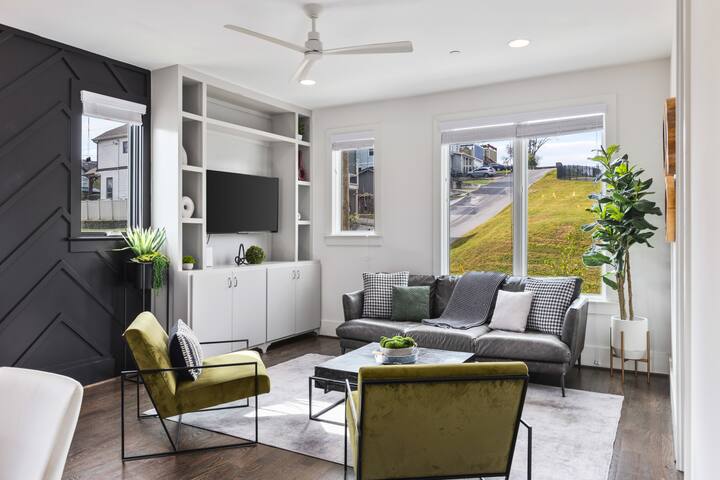 Garage Patio FirePit – Walk to Coffee, Restaurants gallery image 2