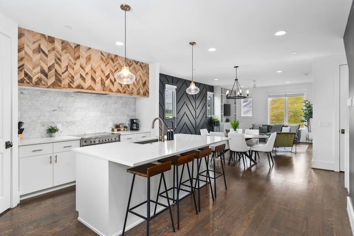 Garage Patio FirePit – Walk to Coffee, Restaurants