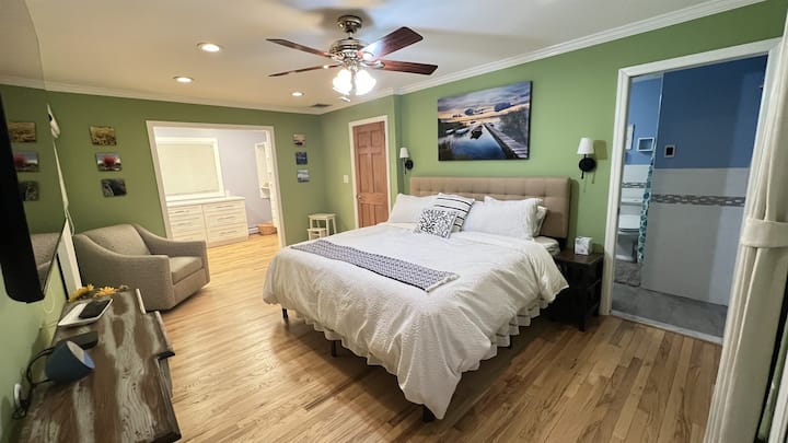 брачен кревет (широк 150-179 см) со плакар за прошетка