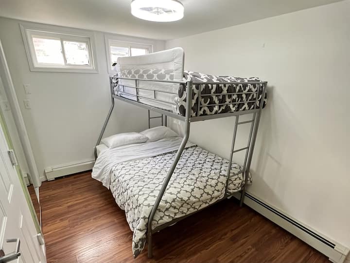 мала спална соба на долниот кат