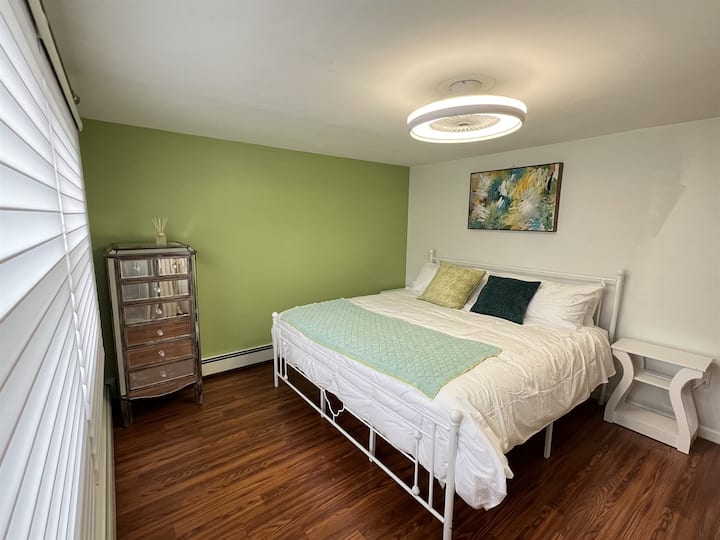  спална соба со брачен кревет на долниот