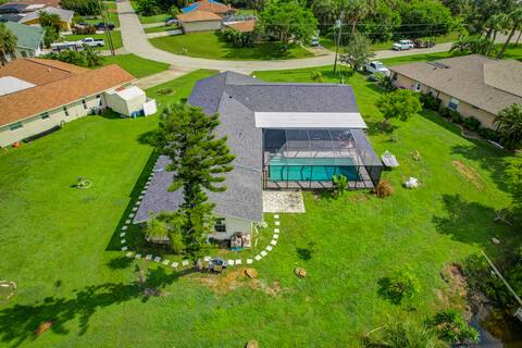 Waterfront Villa - Heated Pool - Pet Friendly