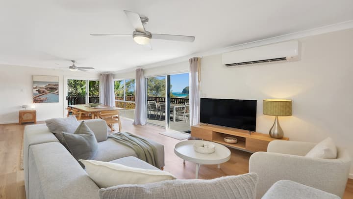 Jean's Beach House | Accom Holidays - Central Coast