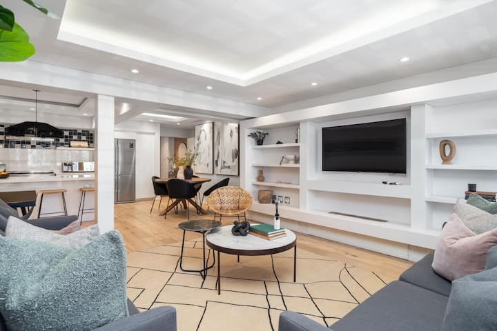 Luxe & Style | Promenade < 1 Min | Inverter Power - Cape Town
