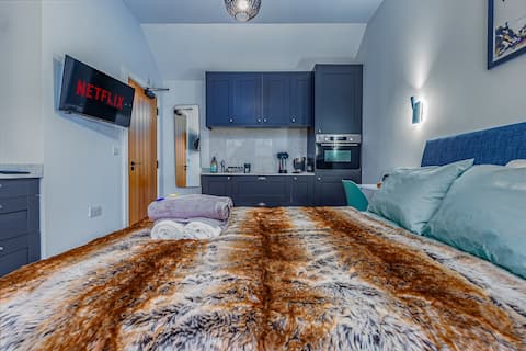 Bright studio w/ smart lighting & workspace