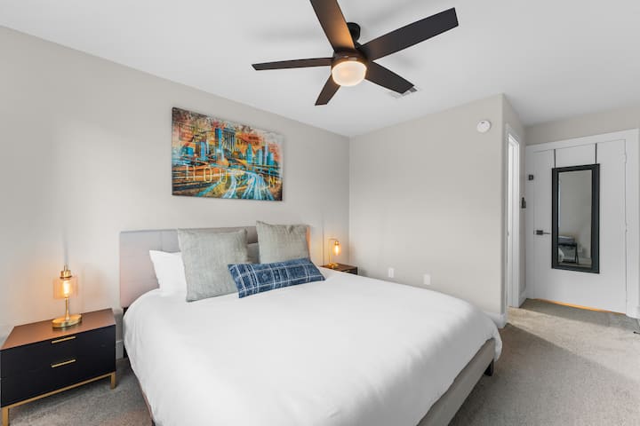 Slaapkamer 2 met kingsize bed, spiegel, tv, plafondventilator