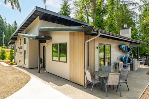 Romantic Lake Cabin Hot tub Fireplace Pickle ball