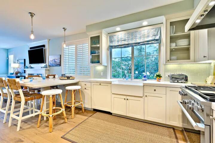 Walk to Beach/Roof Top Deck/A/C gallery image 4