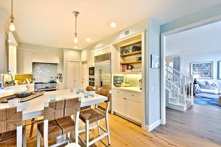 Walk to Beach/Roof Top Deck/A/C gallery image 5