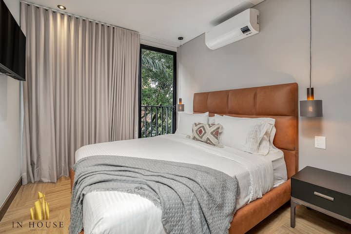 Помошната соба има удобен кревет, приватна бања, плакар и сеф, нудејќи функционален и безбеден простор за одмор на гостите.