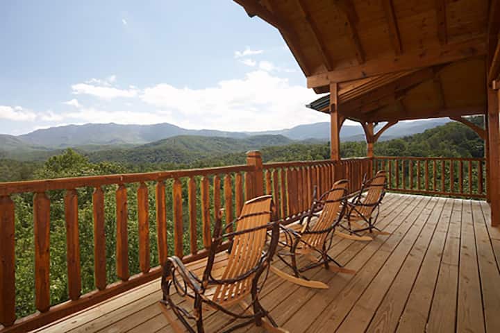 Smoky Mountain Escape W/ Views & Hot Tub - Gatlinburg, TN