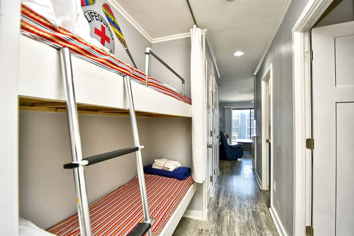 ห้องนอนโถงทางเดินที่อบอุ่นมีเตียงสองชั้นที่มีเสน่ห์เหมาะสำหรับการเพิ่มพื้นที่ให้มากที่สุดในขณะที่ให้ความสะดวกสบาย 