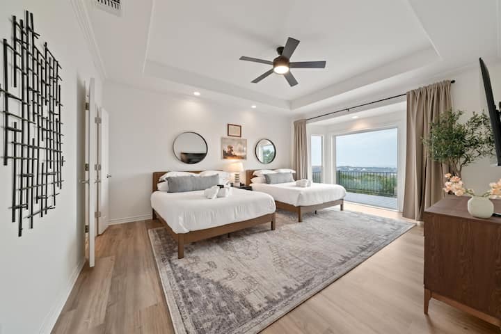 בחדר השינה הראשי יש שתי מיטות קווין סייז, טלוויזיה חכמה וחדר רחצה צמוד לנוחות נוספת.