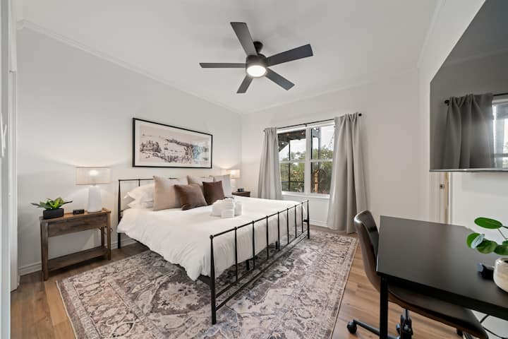 בחדר הזה יש מיטה זוגית גדולה, טלוויזיה חכמה ושולחן כתיבה לנוחיותכם.