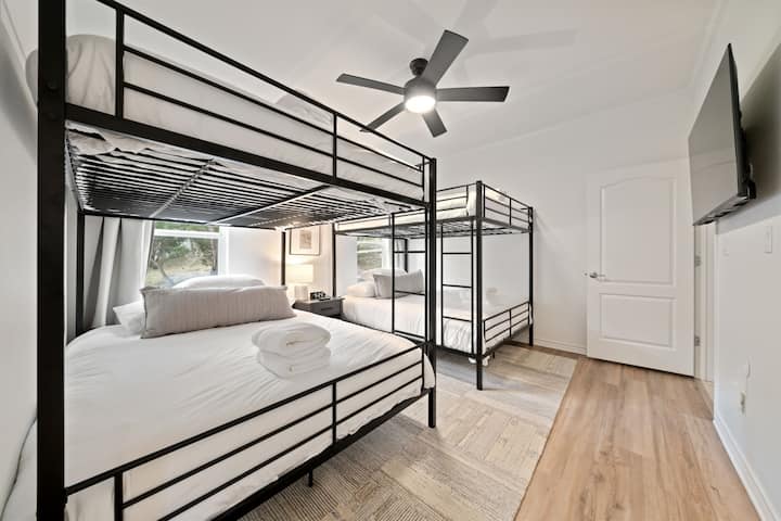 חדר קומתיים עם שתי מיטות קומתיים קווין סייז.