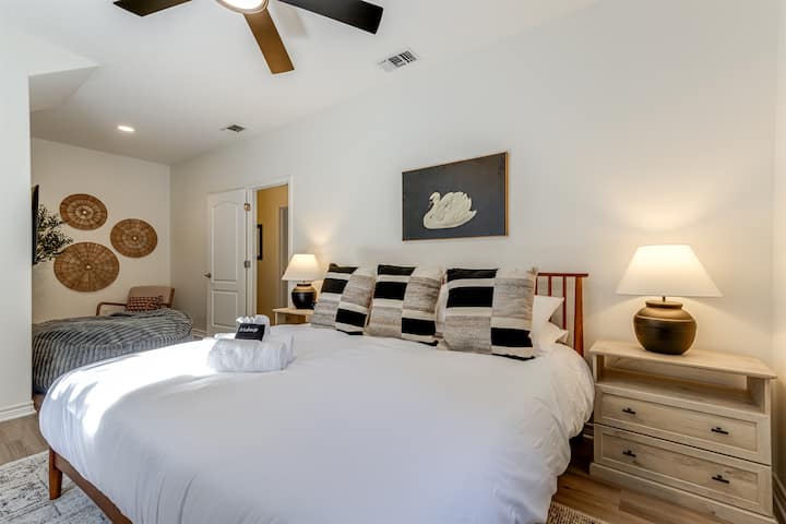 חדר שינה עם מיטת קינג סייז ופינת בידור פרטית