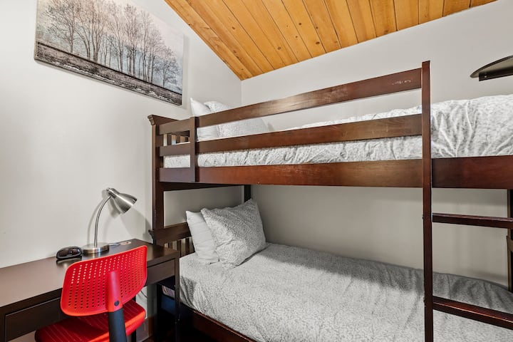 Сместување на горниот кат во Creekside Getaway во Northstar
