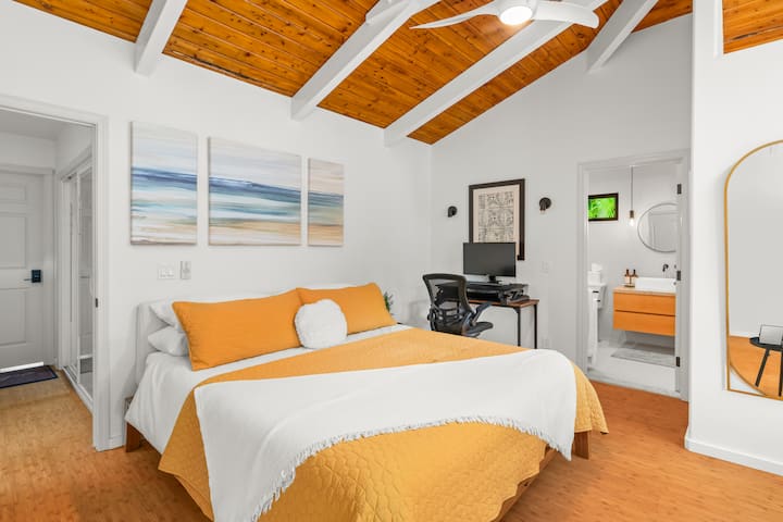 Krevat dhe hapësirë pune për Luxury Master Suite