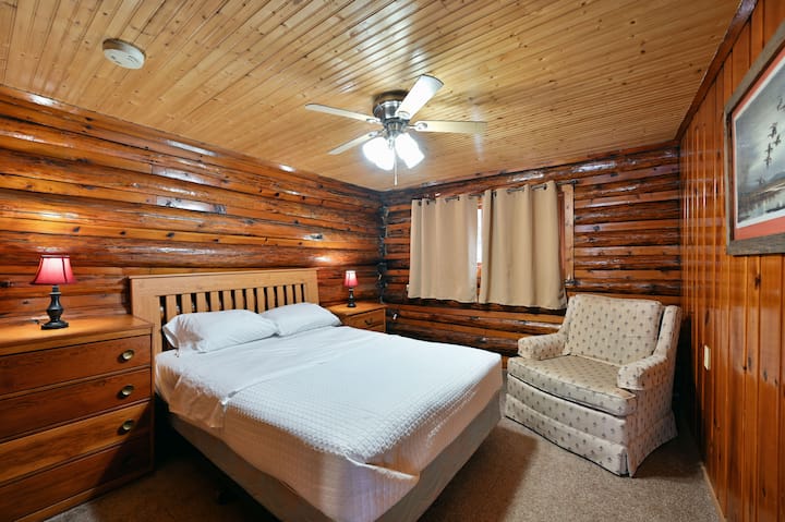 Spavaća soba je dovoljno velika i ima sve što vam treba.