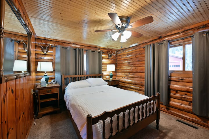 Rustikalni dekor nastavlja se u spavaćoj sobi