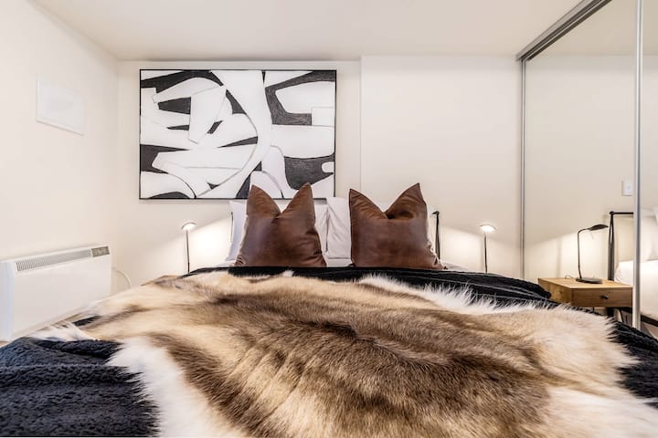 QUARTO: Cama queen confortável com lençóis macios, perfeita para relaxar depois de um dia agitado explorando Melbourne.