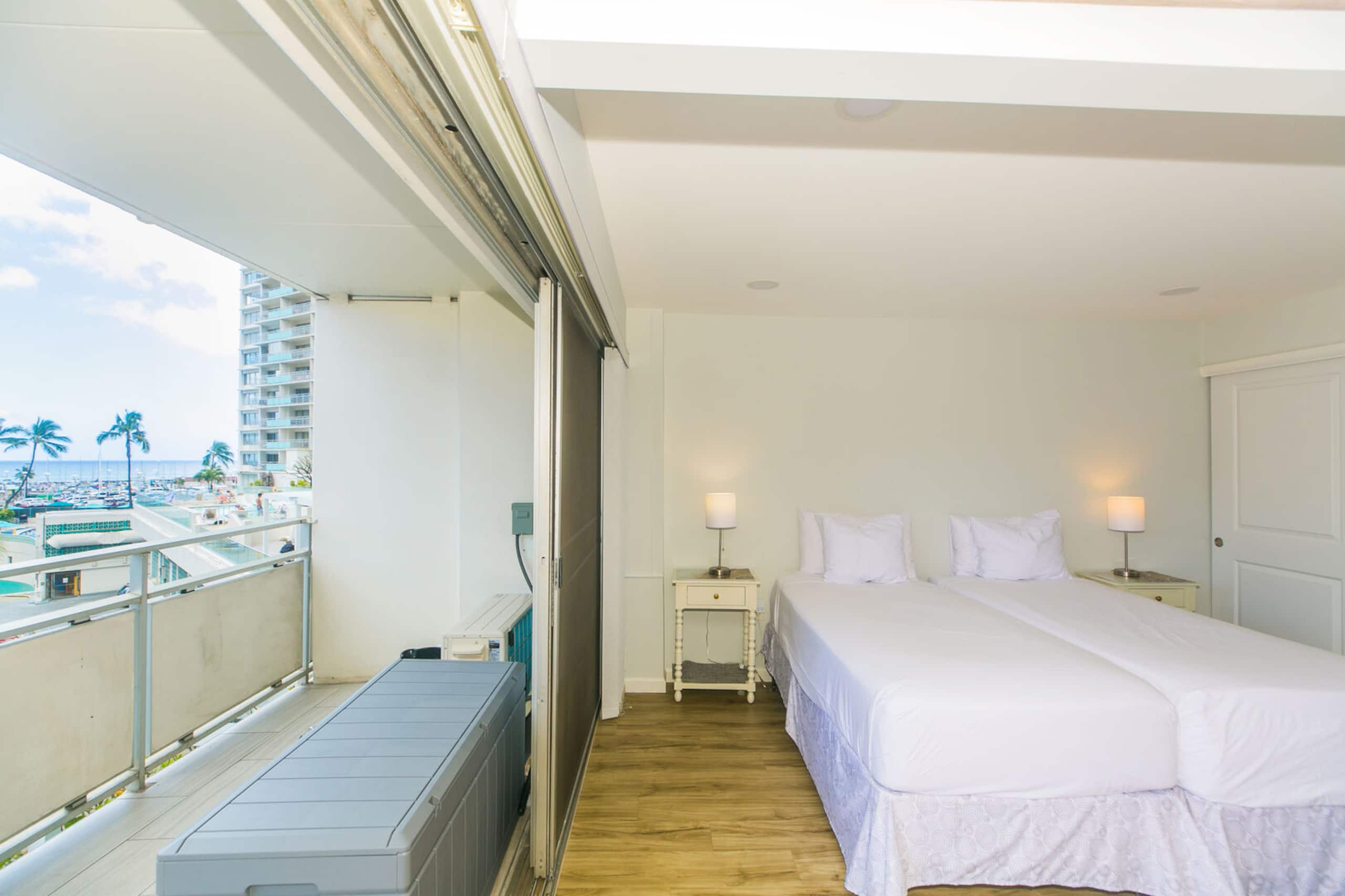 Condo in Honolulu · ★5.0 · 2 bedrooms · 3 beds · 2 private baths - Image 11