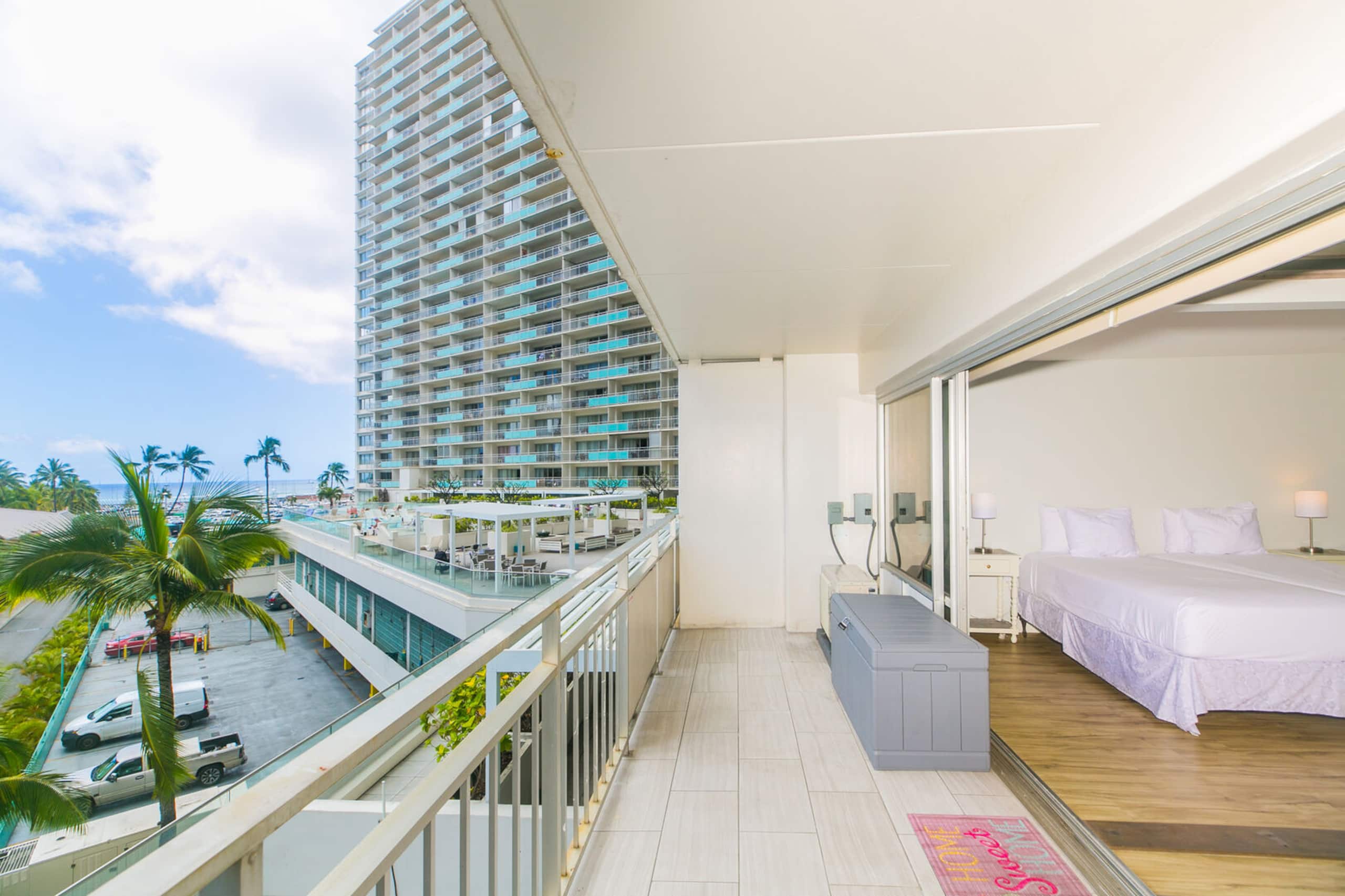 Condo in Honolulu · ★5.0 · 2 bedrooms · 3 beds · 2 private baths - Image 12