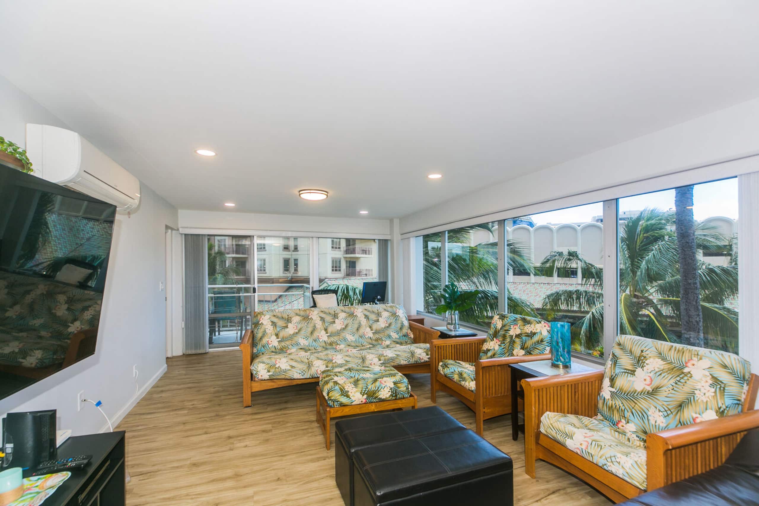Condo in Honolulu · ★5.0 · 2 bedrooms · 3 beds · 2 private baths - Image 2