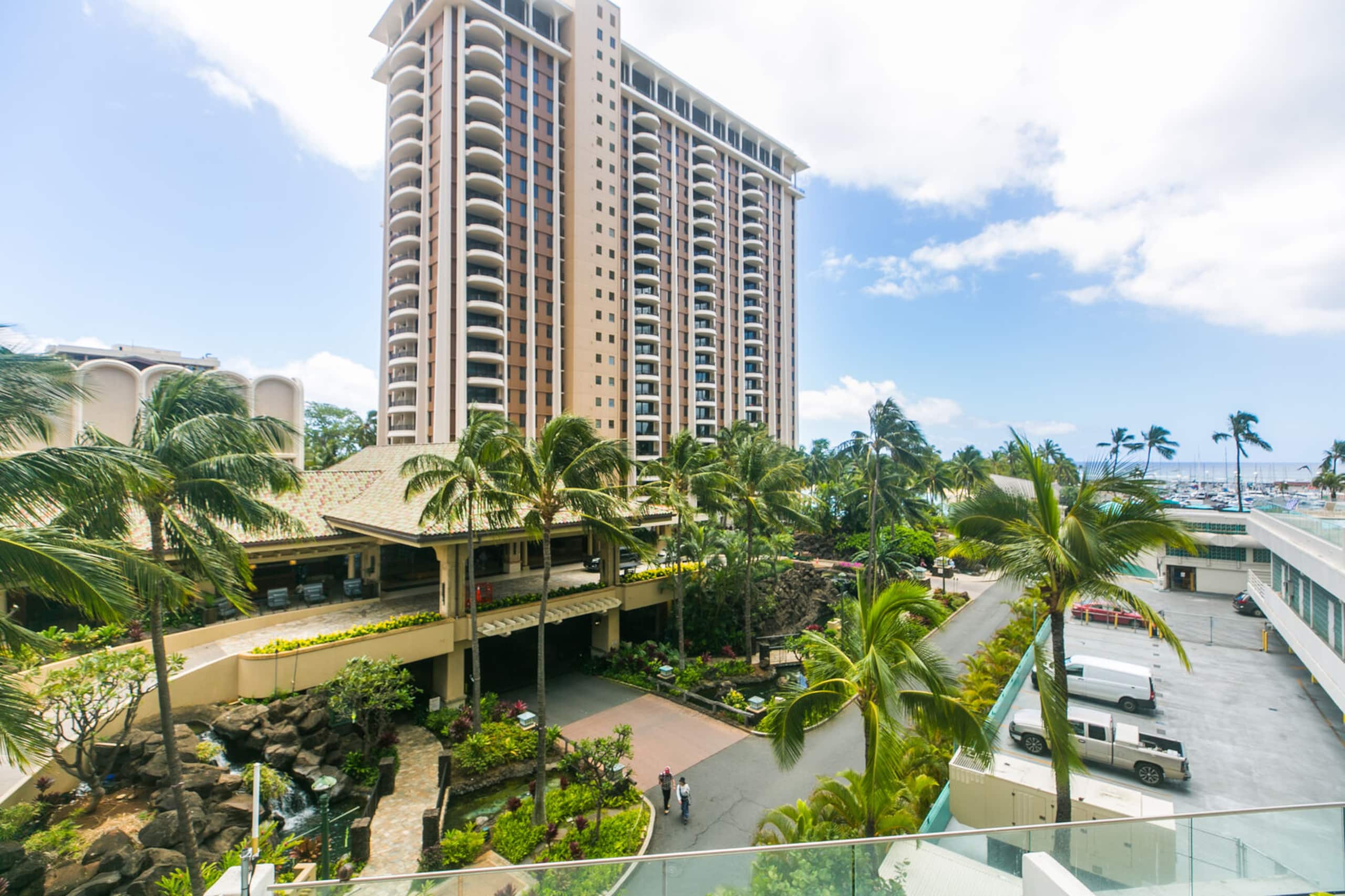 Condo in Honolulu · ★5.0 · 2 bedrooms · 3 beds · 2 private baths - Image 19