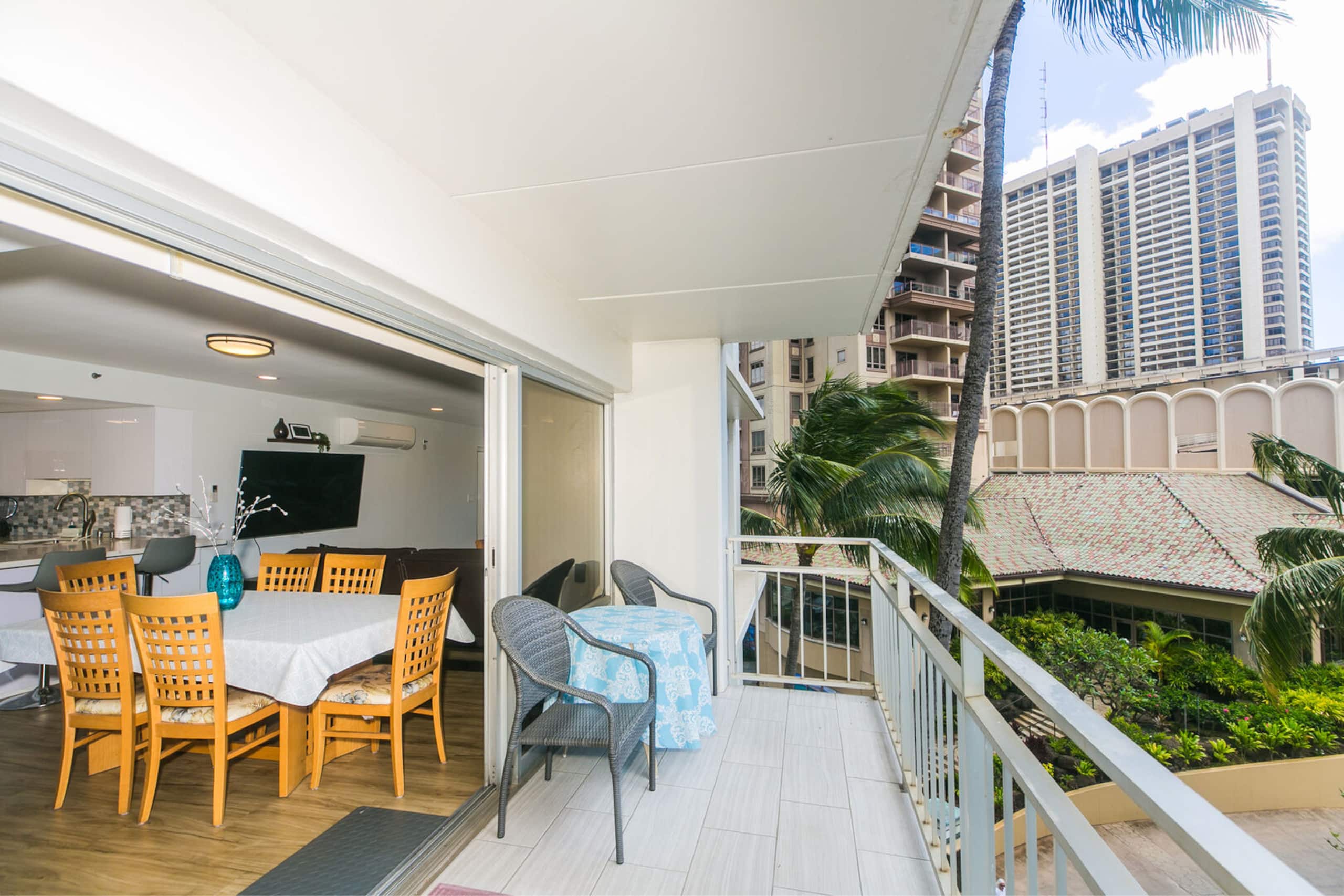 Condo in Honolulu · ★5.0 · 2 bedrooms · 3 beds · 2 private baths - Image 13