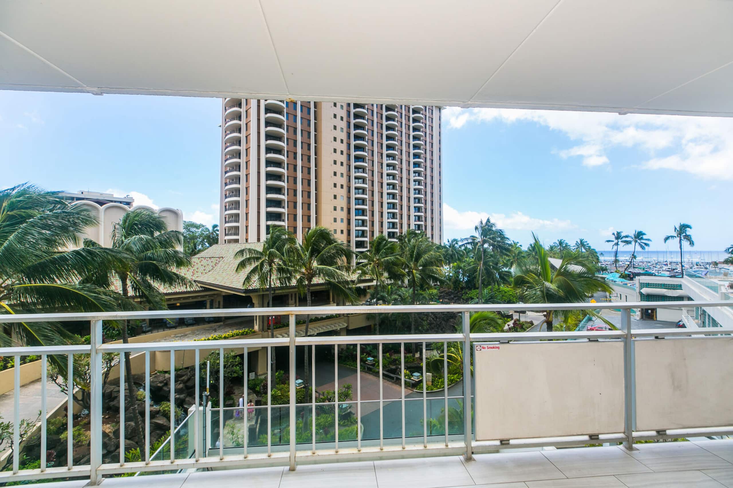 Condo in Honolulu · ★5.0 · 2 bedrooms · 3 beds · 2 private baths - Image 18