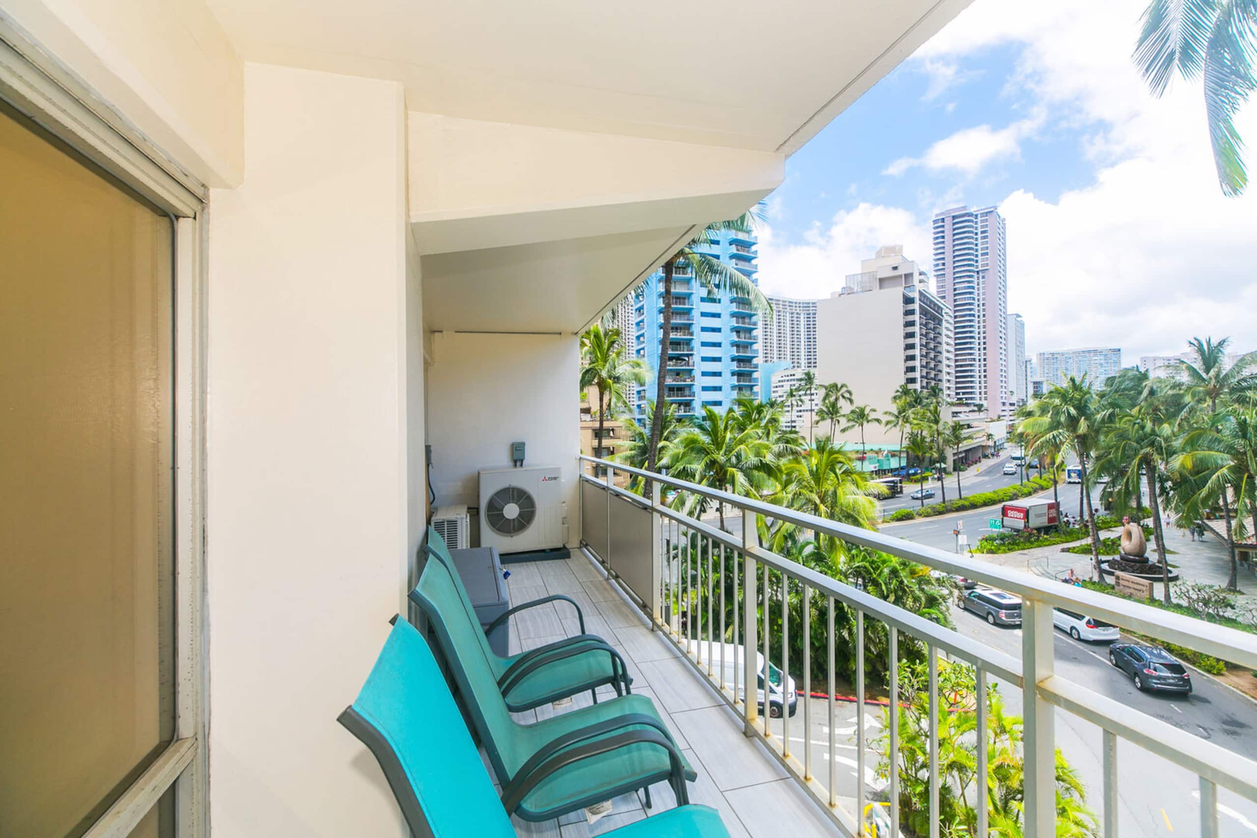 Condo in Honolulu · ★5.0 · 2 bedrooms · 3 beds · 2 private baths - Image 17