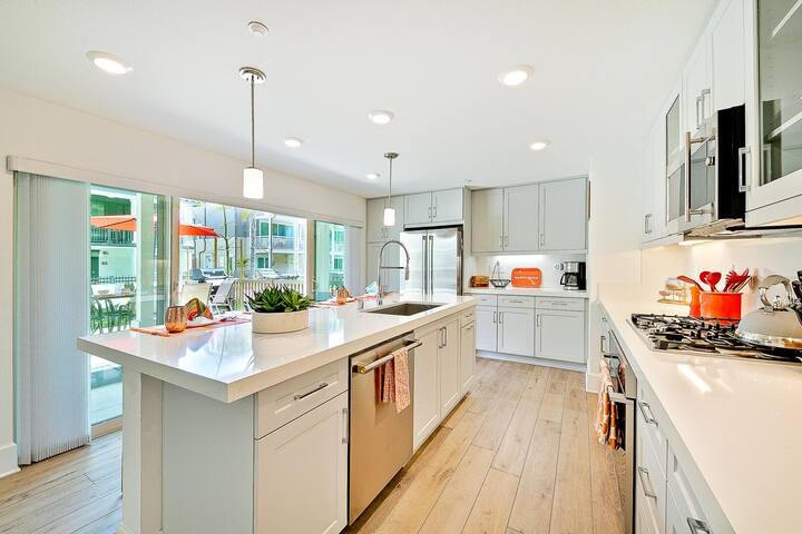 2 Townhouses! Ground Level Patio + Deck gallery image 3