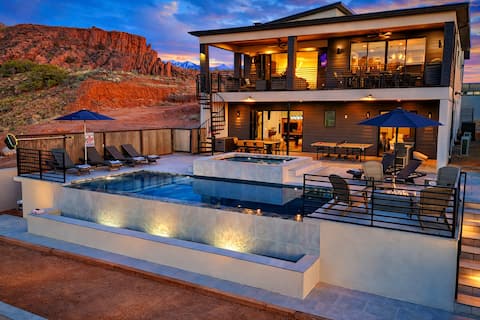 Ultra-Luxe 6 BR Retreat, Heated Pool, Spa & Views
