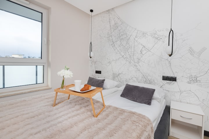 ห้องนอนพร้อมตู้เสื้อผ้าและกระจกขนาดใหญ่