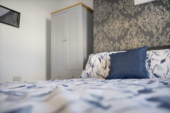 O quarto 1 oferece flexibilidade e conforto com uma cama de casal aconchegante, muito armazenamento e uma suíte.