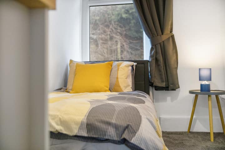 O quarto 3 oferece flexibilidade e conforto com uma cama de solteiro aconchegante.