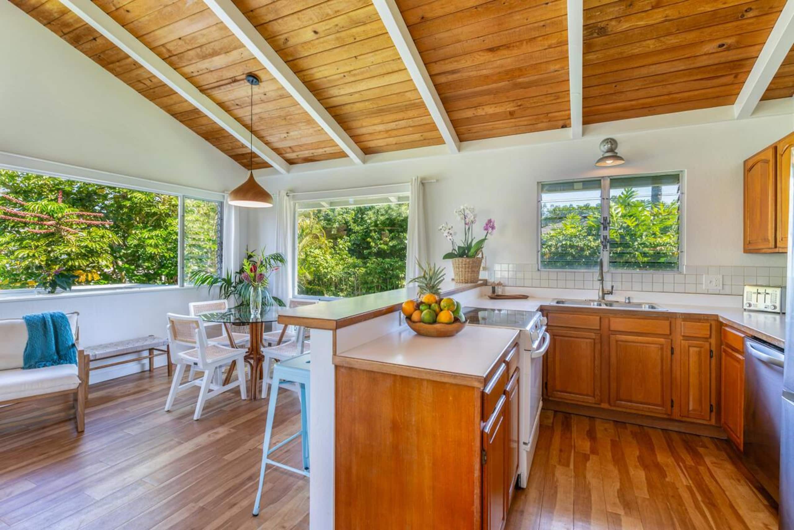 Home in Hanalei · ★4.72 · 2 bedrooms · 3 beds · 1 bath - Image 8