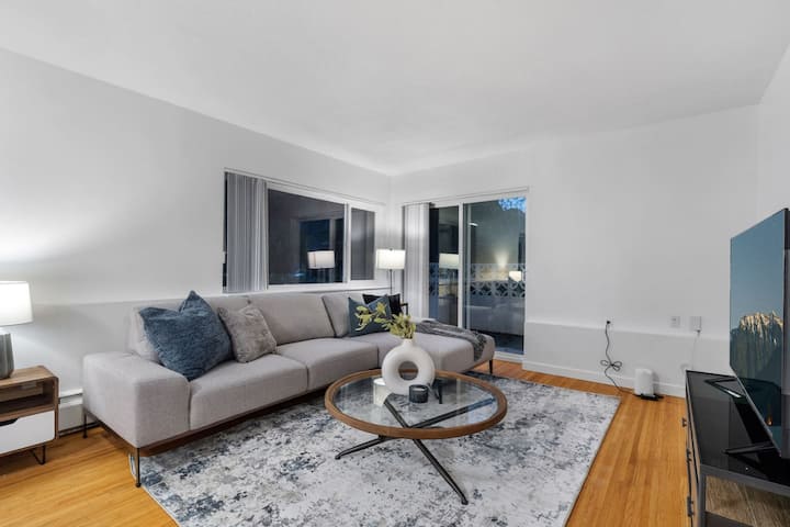 Stylish 2br Condo | Prime South Granville Location - Vancouver