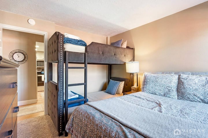 חדר שינה 2 מציע מקום מפלט נעים עם מיטת קווין סייז ומיטת קומתיים בגודל מלא, המספקת סידורי שינה מגוונים לקבוצה שלכם.