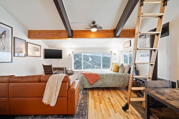 Ორადგილიანი საწოლი, ორადგილიანი საძინებელი დივანი და ორადგილიანი ლეიბი ლოფტში. 