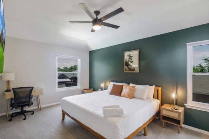 Просторна спалня