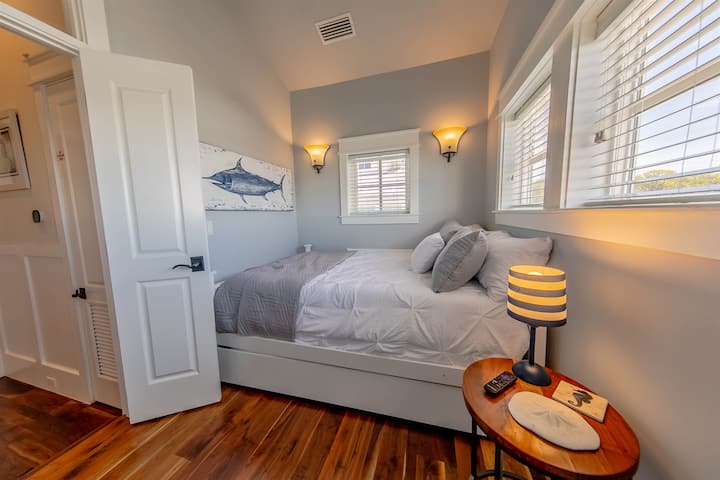 เตียงขนาดใหญ่ชั้น 3 ️ นี้ยังมีเตียงแฝดแบบดึงออกที่สะดวกสบายสำหรับพื้นที่นอนเสริม