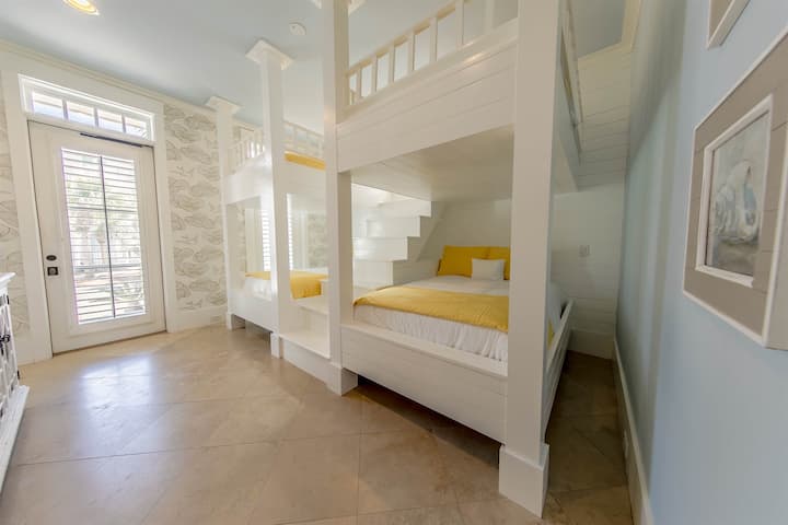 ️ เหมาะสำหรับลูกเรือทั้งหมดห้องพักสองชั้นชั้น 1 พร้อมห้องน้ำในตัวนอนสบายๆ 8 คน!