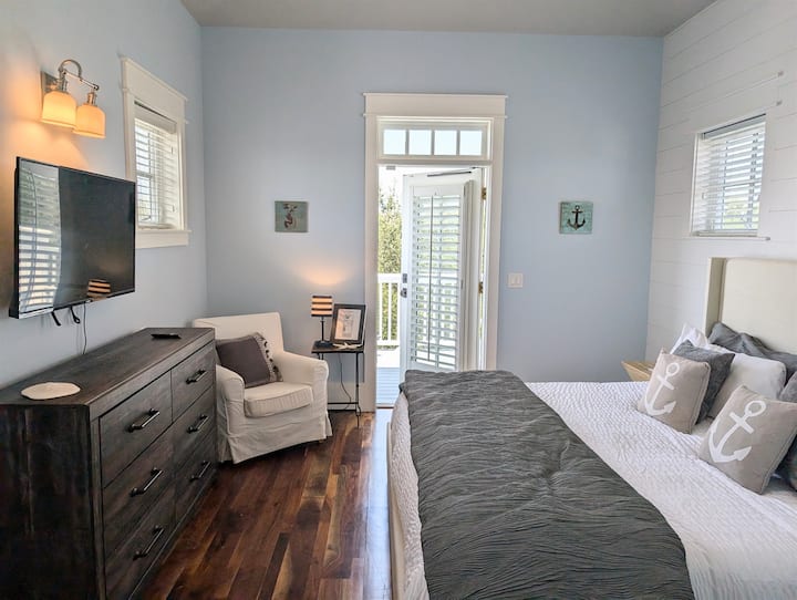 ️ ผ่อนคลายในห้องนอนที่ 5 พร้อมเตียงคิงไซส์ที่สะดวกสบายและสมาร์ททีวีเพื่อความเพลิดเพลินของคุณ ✨