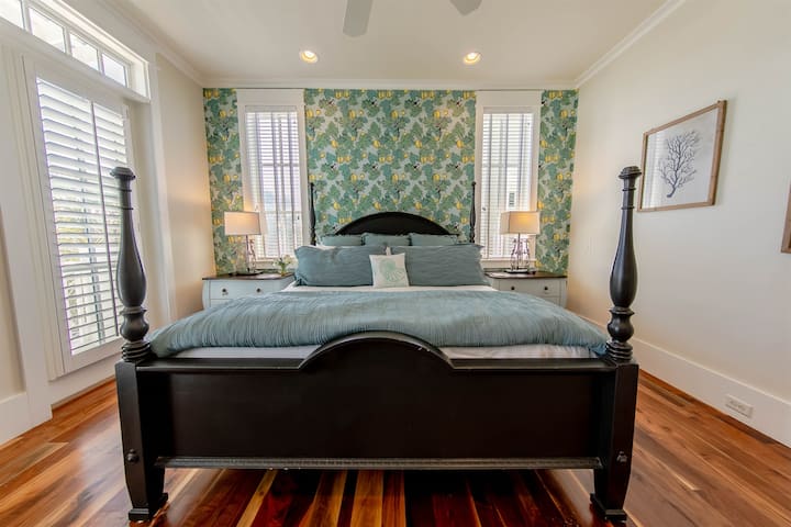 ห้องสวีทของเจ้าของชั้น 2 ที่️สง่างามพร้อมเตียงขนาดคิงไซส์และตู้เสื้อผ้าแบบวอล์คอินที่กว้างขวางเพื่อความสะดวกสบายสูงสุด