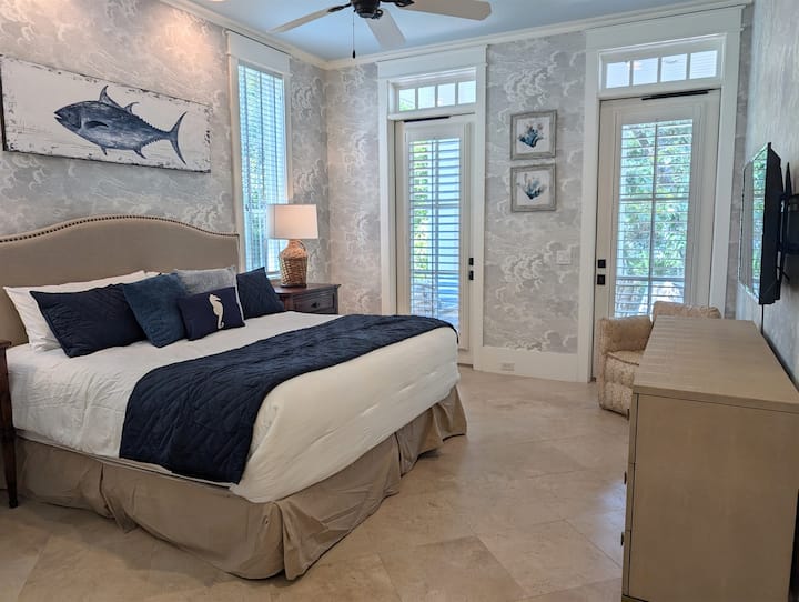 ห้องสวีทเจ้าของ️ชั้น 1 มีพื้นที่เก็บของกว้างขวางพร้อมตู้เสื้อผ้าที่กว้างขวางและตู้เสื้อผ้าแบบวอล์คอินสำหรับสิ่งของจำเป็นทั้งหมดของคุณ