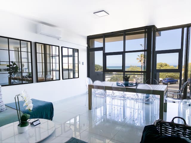 St Tropez 101 Beachfront Apartment