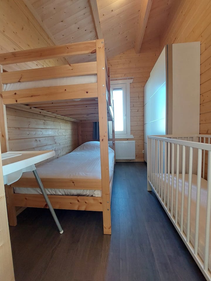 חדר שינה עם עריסה